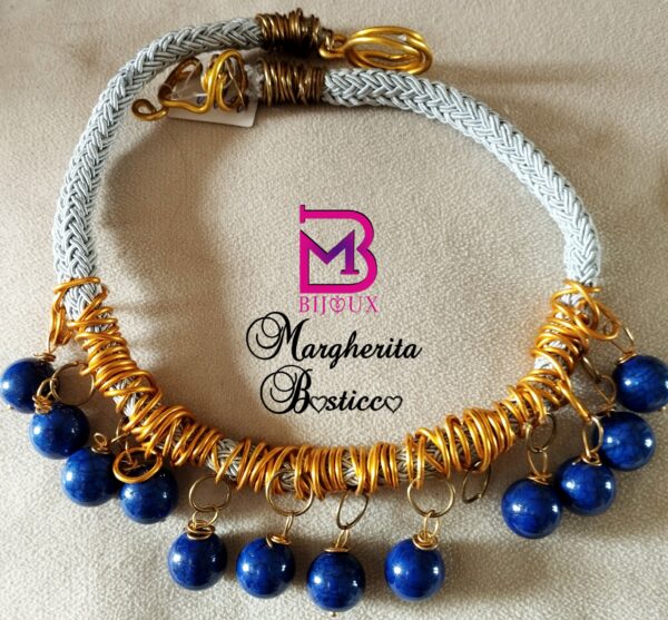 Originalissimo girocollo artigianale con cordoncino avvolto in una spirale di alluminio oro, con pietre pregiate di agata blu