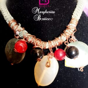 Collana artigianale con cordoncino. Lavorazione wire con pietre dure miste. Agata, corniola ecc