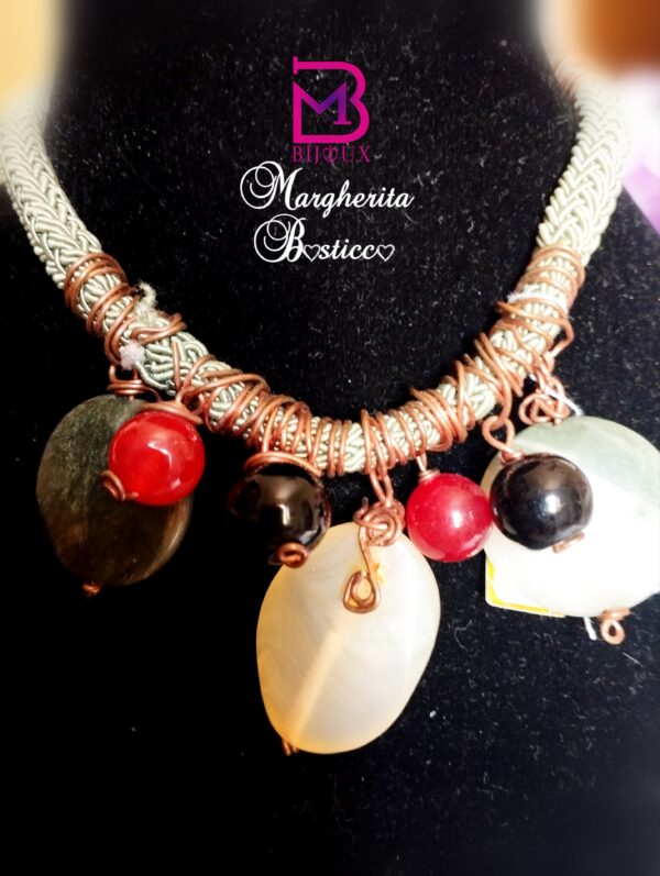 Collana artigianale con cordoncino. Lavorazione wire con pietre dure miste. Agata, corniola ecc