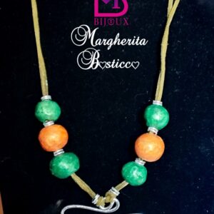 Collana artigianale con filo di Alcantara e perle di ceramica realizzate e dipinte a mano con ciondolo in alluminio wire