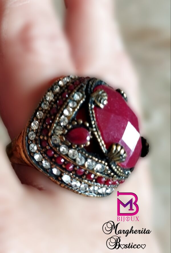 Anello anticato colore rubino
