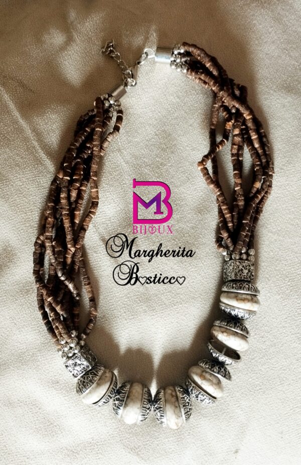 Collana a girocollo con legno e pietre dure beige