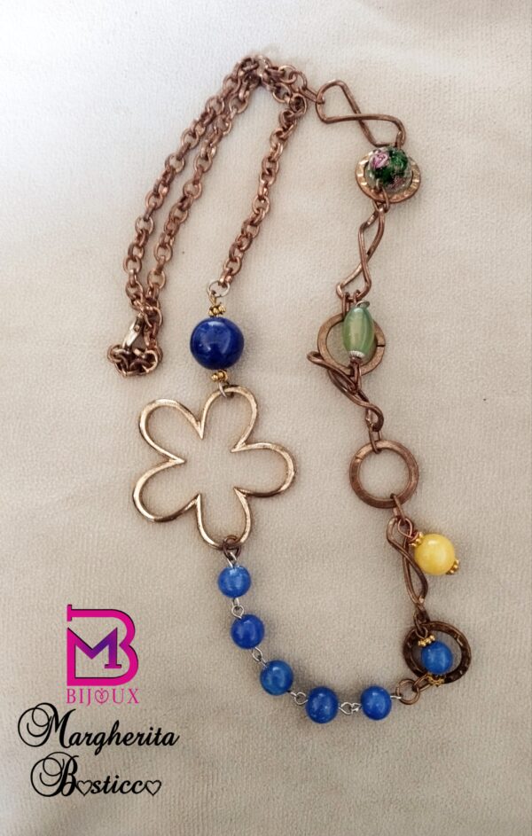 Collana con catena oro antico con agata blu e altre. Motivo fiore