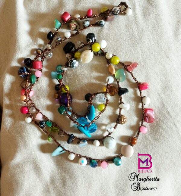 Collana lunga realizzata all'uncinetto con perle miste