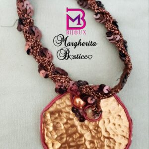 Collana aderente al collo com lamé e paillettes e ciondolo in alluminio ramato