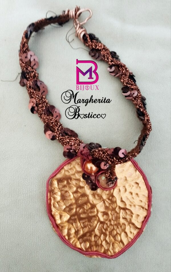 Collana aderente al collo com lamé e paillettes e ciondolo in alluminio ramato
