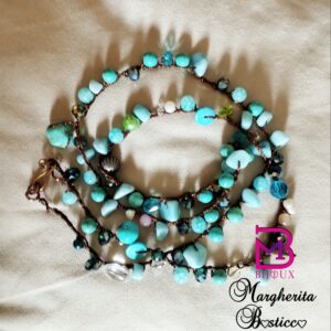 Collana lunghissima realizzata all'uncinetto, con pietre di turchesi ed altre