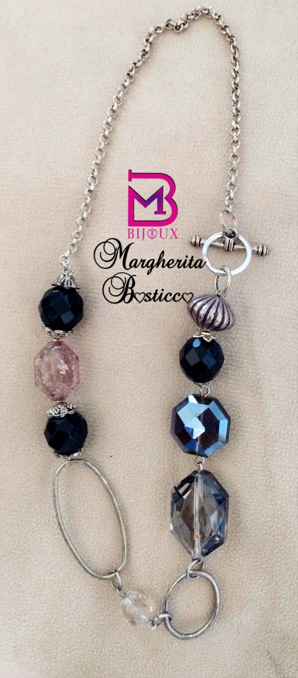 Collana con catena argentata, onice nero e cristalli