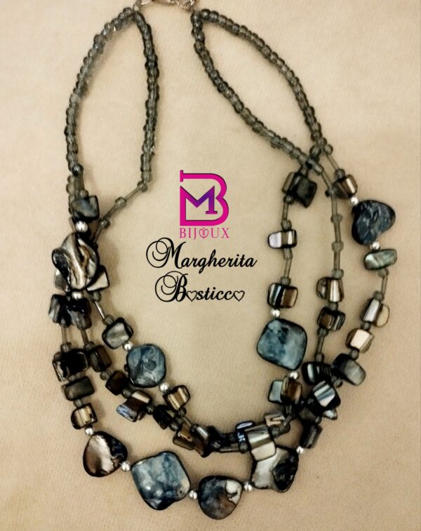 Collana multigiro con perline e madreperla grigia