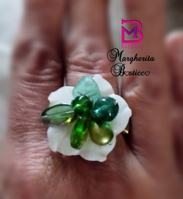 Anello elasticizzato con fiore in madreperla e perline verdi