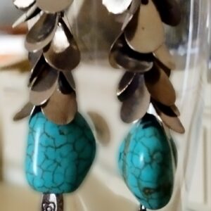 Orecchini pendenti con turchesi e coralli e charms in metallo