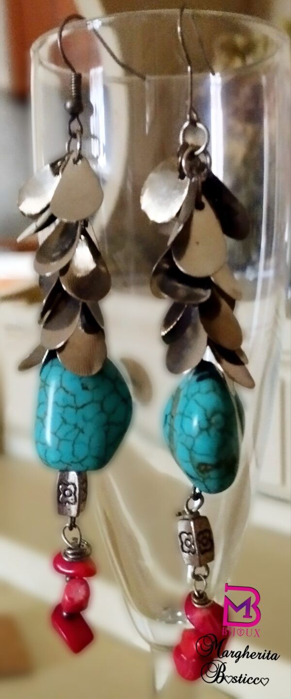 Orecchini pendenti con turchesi e coralli e charms in metallo
