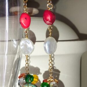 Orecchini con catena di acciaio oro con corallo, perla bianca, cristallini colorati e rotella bronzo dorata