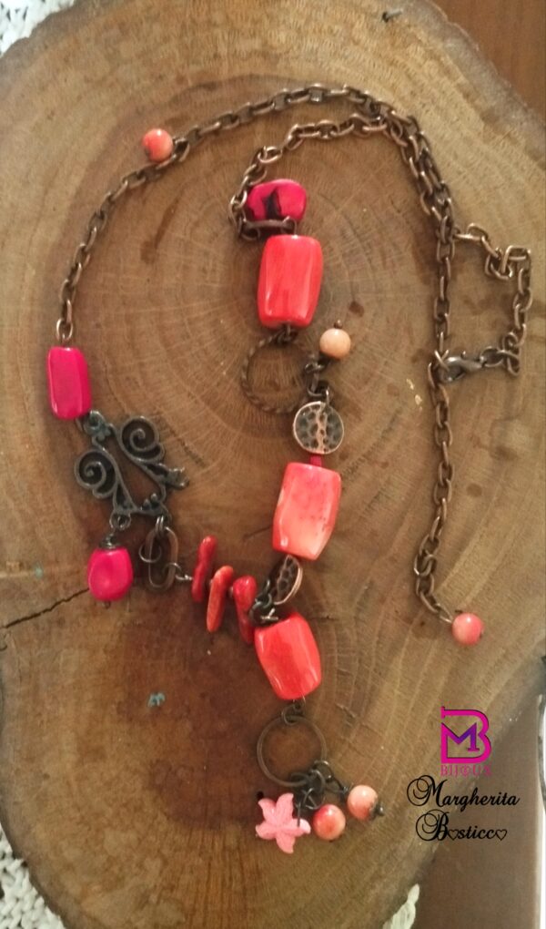 Collana di rame con corallo