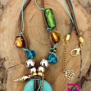 Collana con cordoncino simili cuoio, con ciondolo di turchese e murrine mu