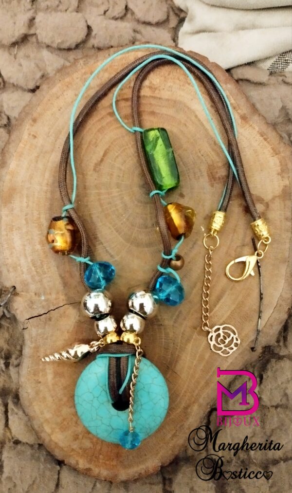 Collana con cordoncino simili cuoio, con ciondolo di turchese e murrine mu