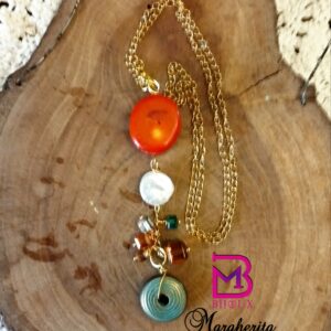 Collana in acciaio oro con grande corallo, perla bianca e cristallini, con elemento etnico