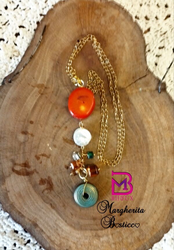 Collana in acciaio oro con grande corallo, perla bianca e cristallini, con elemento etnico