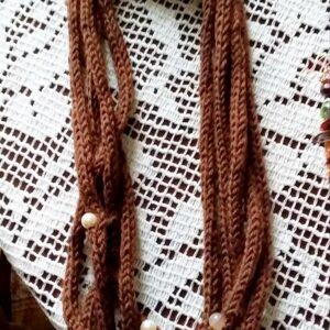 Collana multigiro di lana con perline