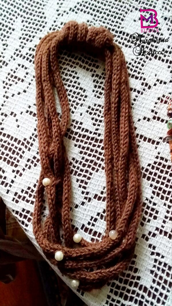 Collana multigiro di lana con perline