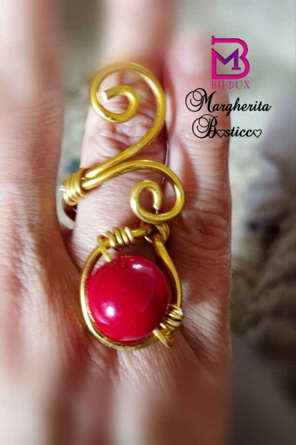 Anello in alluminio e pietra rossa