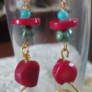 Orecchini estivi, con coralli, turchesi e perle di fiume. Alluminio dorato lavorazione wire