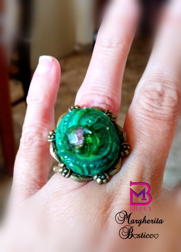 Anello artigianale realizzato in pasta polimerica verde con murrina