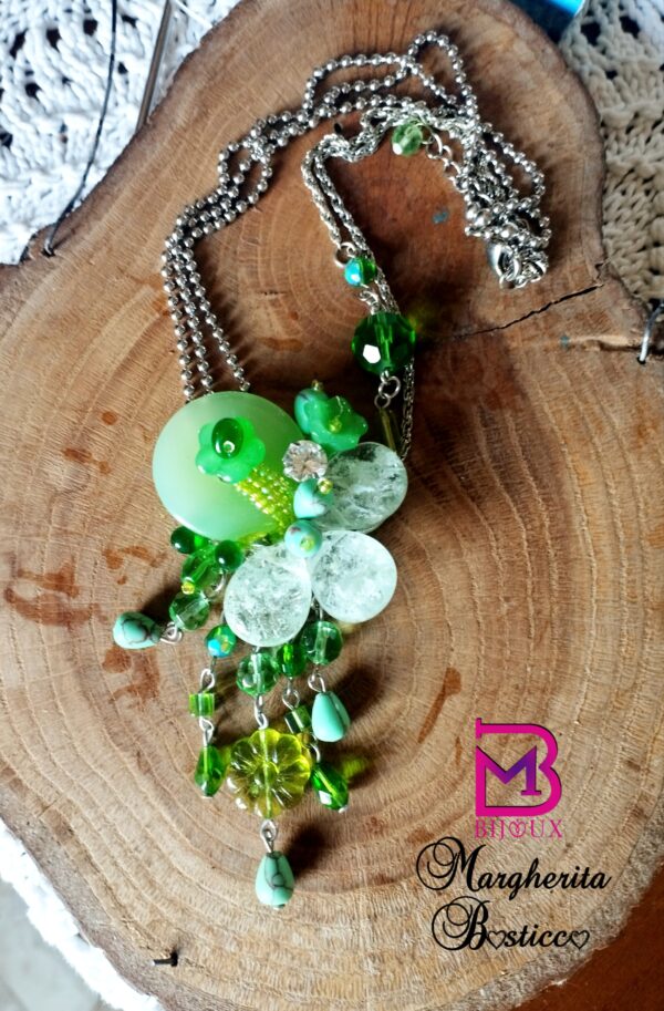 Collana con centrale fiore