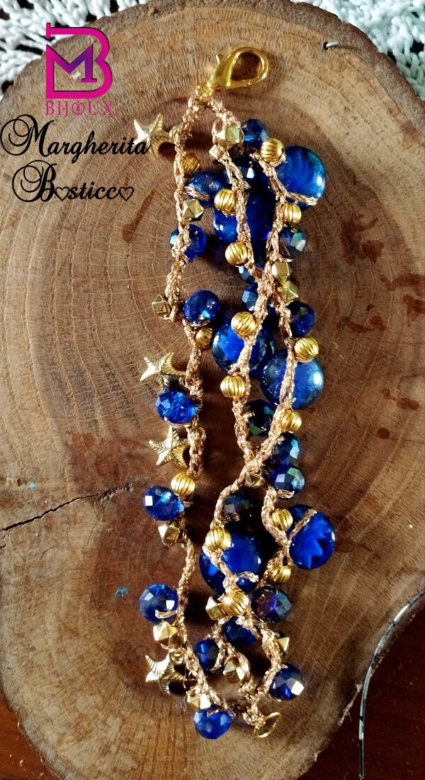 Braccialetto a tre giri realizzato con uncinetto e filo lamé oro con cristalli blu - immagine 2