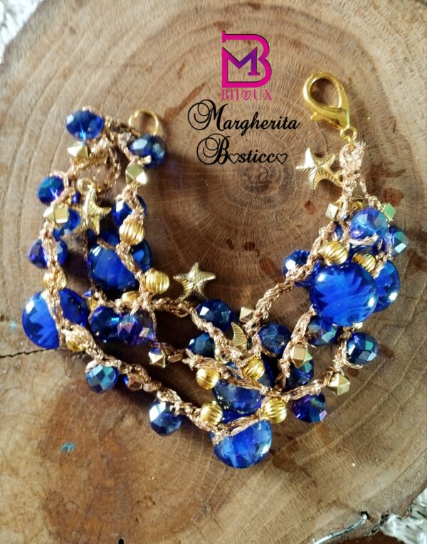 Braccialetto a tre giri realizzato con uncinetto e filo lamé oro con cristalli blu