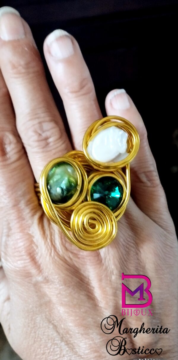 Anello artigianale grande, realizzato con tecnica wire in alluminio oro e pietre verdi