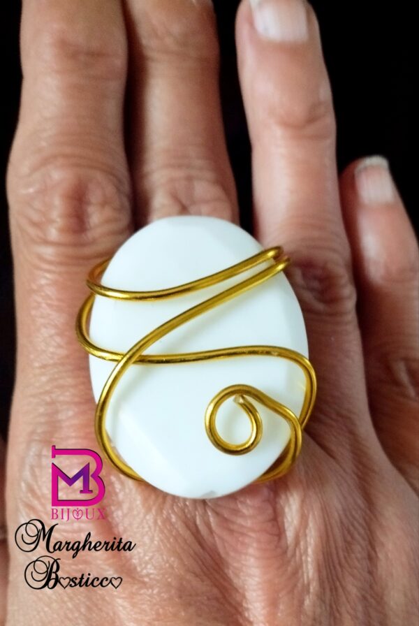 Anello grande con agata bianca incastonata con alluminio oro