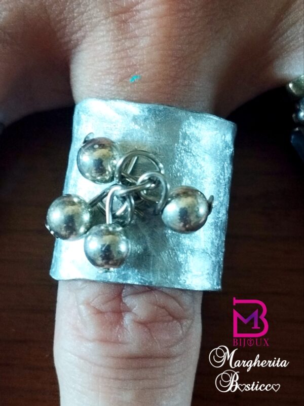 Anello artigianale in alluminio satinato e ciondolini