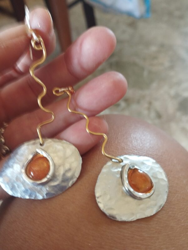 Orecchini pendenti con centrale arancio - immagine 2