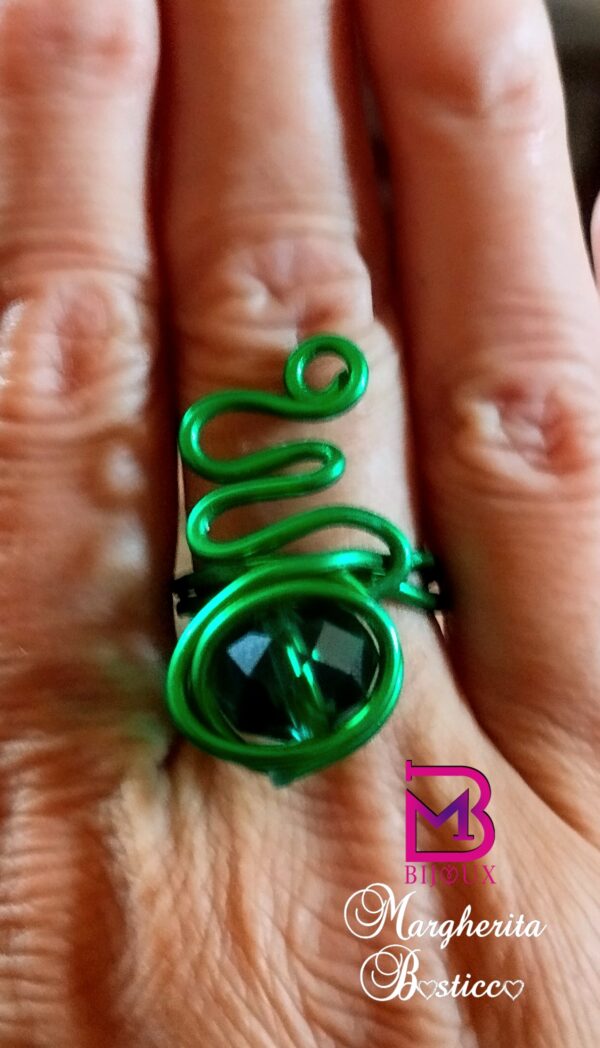 Anello verde con cristallo