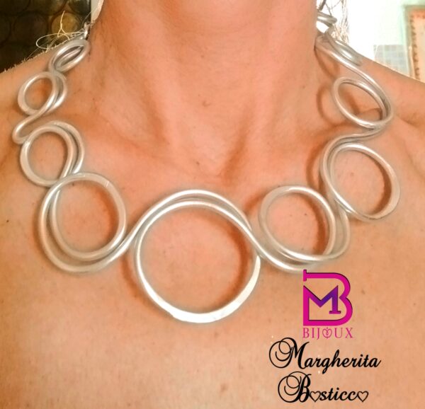 Collier realizzato con tecnica wire in alluminio e catena - immagine 2