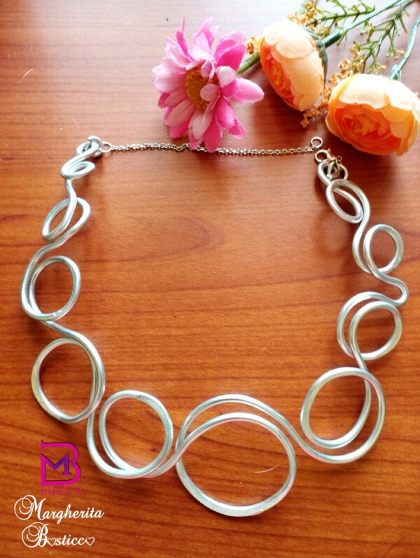 Collier realizzato con tecnica wire in alluminio e catena