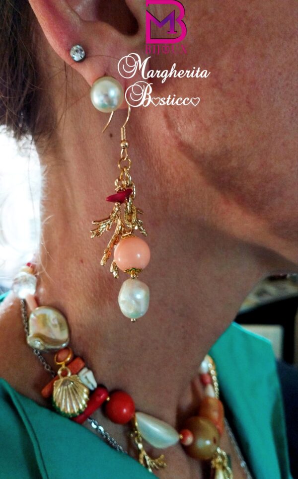 Girocollo estivo con coralli, perle e charms - immagine 2