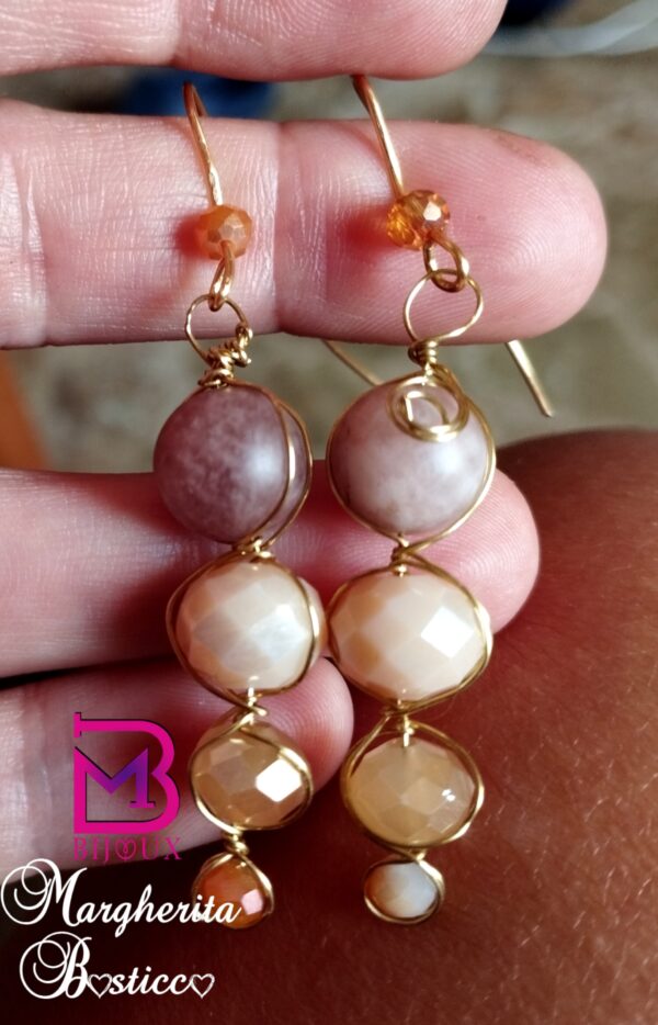 Orecchini con pietre e cristalli sul rosa arancio
