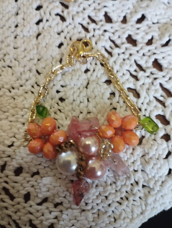 Bracciale con fiorellini di cristallo arancio e perle bianche - immagine 2