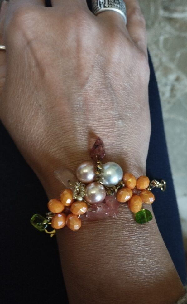 Bracciale con fiorellini di cristallo arancio e perle bianche