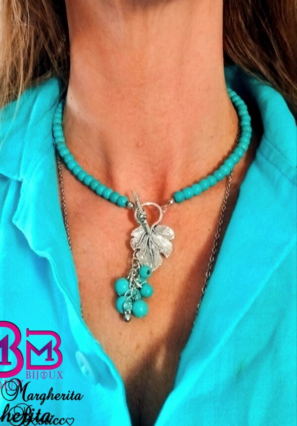 Collana con turchesi e chiusura a foglia di uva