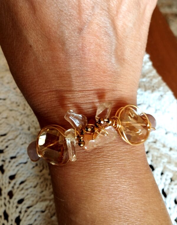 Bracciale bellissimo con cristalli e perle colo champagne - immagine 2
