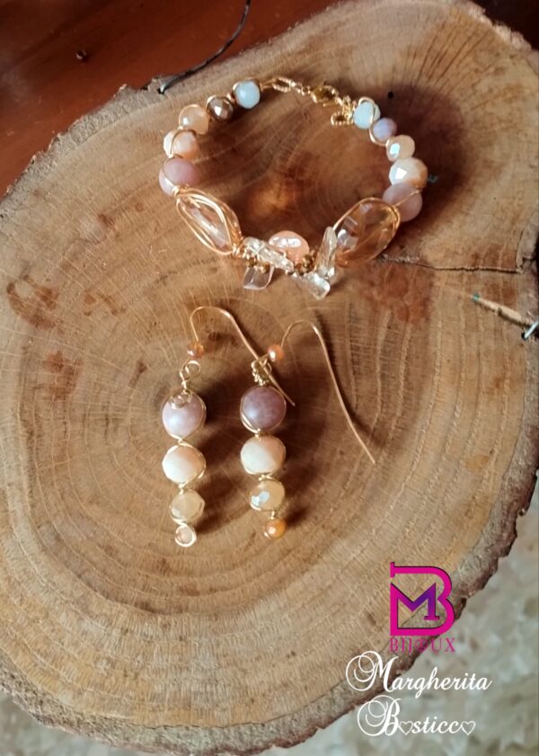 Orecchini con pietre e cristalli sul rosa arancio - immagine 2