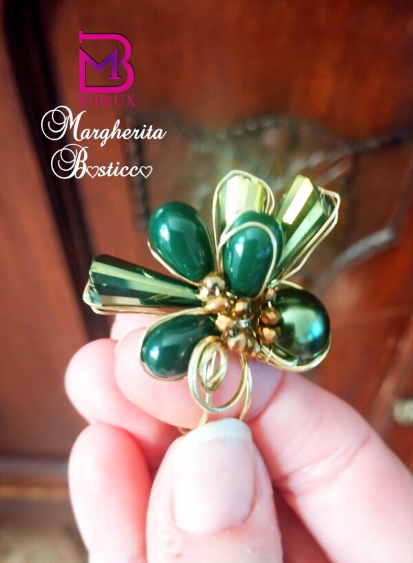 Anello con gocce di cristallo verde oro
