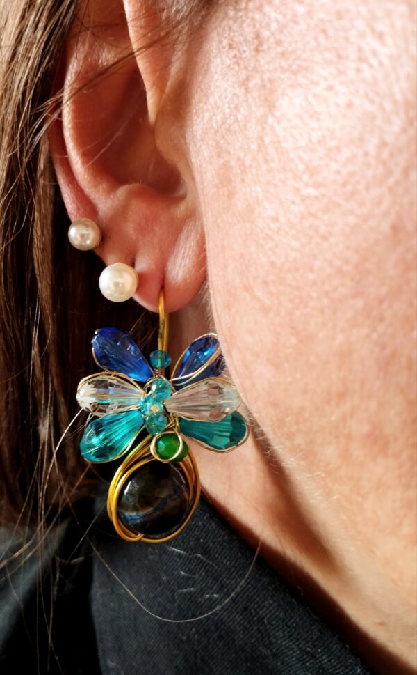 Orecchini con agata sfaccettata da 12 mm blu e cristalli a goccia - immagine 2