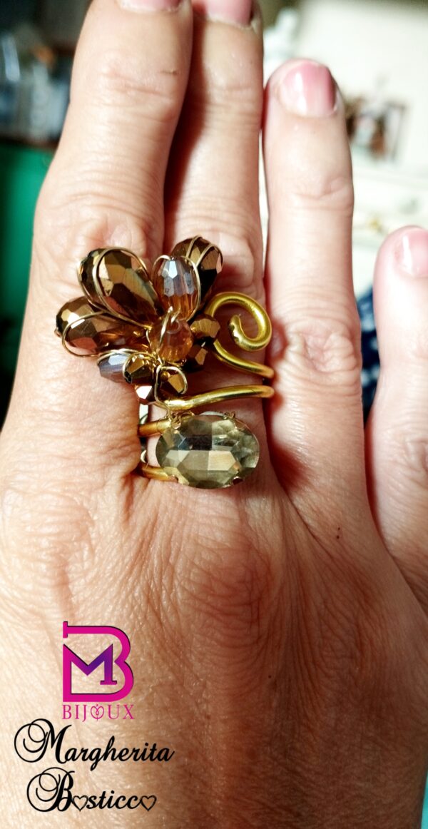 Bellissimo anello con cristalli a goccia sul bronzo