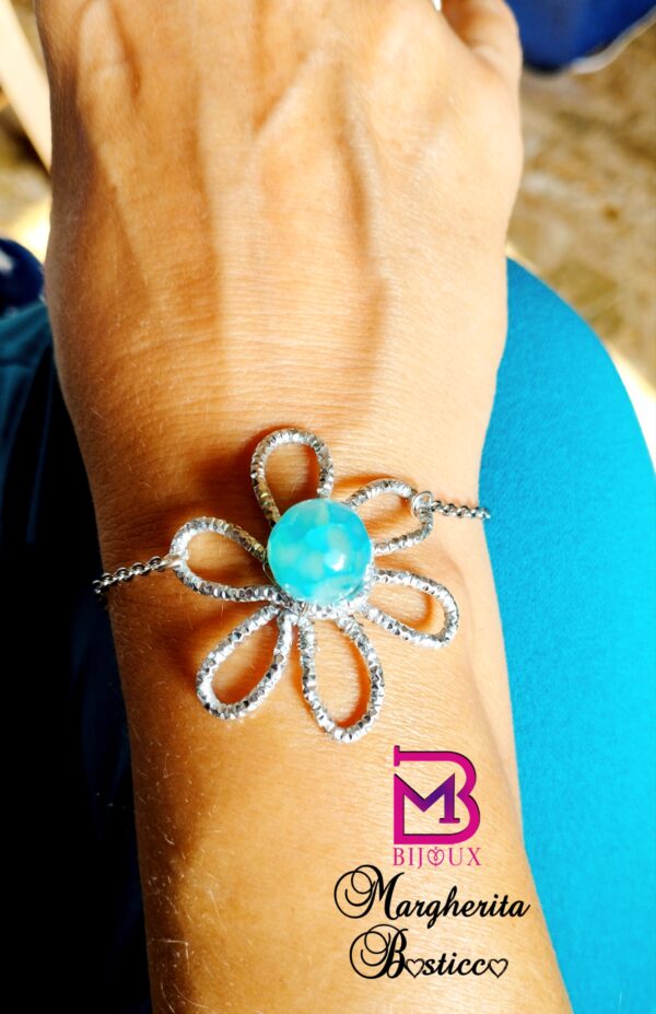 Bracciale in acciaio con centrale fiore in alluminio diamantato e agata azzurra