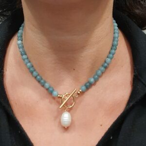 Collana con acqua marina da 6mm e perla di fiume con chiusura a T bar in acciaio