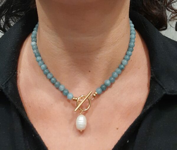 Collana con acqua marina da 6mm e perla di fiume con chiusura a T bar in acciaio